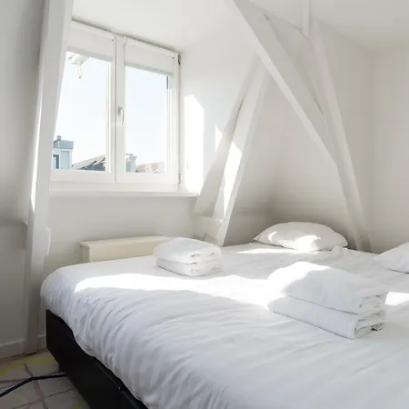 Ruby Van Gogh Apartment