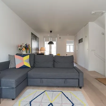 Ruby Van Gogh Apartment *